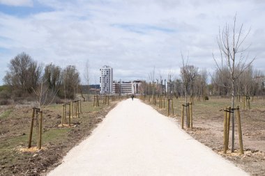 Gökdelen manzaralı bir parkta yürüyorum..