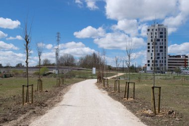 Gökdelen manzaralı bir parkta yürüyorum..