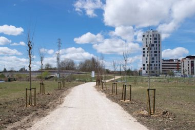 Gökdelen manzaralı bir parkta yürüyorum..