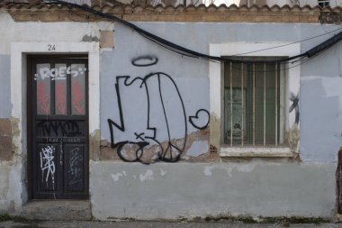 Yıkılmış ve harap olmuş bir evin kalıntıları..