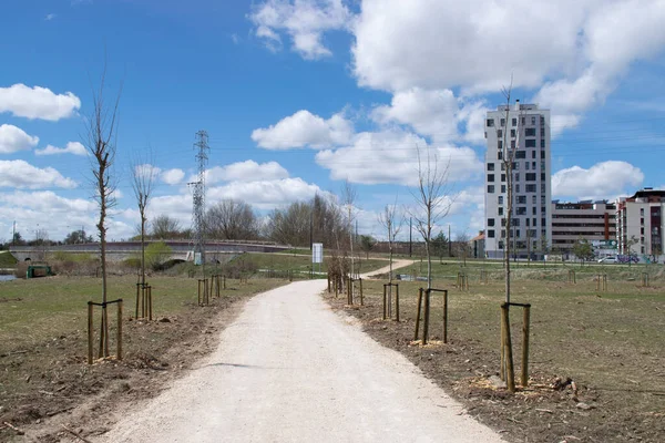 Gökdelen manzaralı bir parkta yürüyorum..