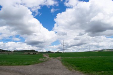 Bulutlu bir günde tarım arazilerinin manzaraları.