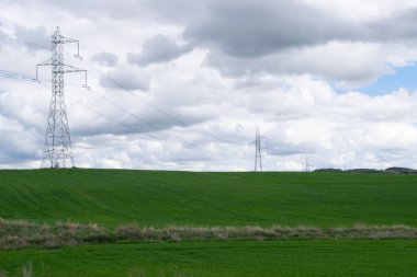 Bulutlu bir günde tarım arazilerinin manzaraları.