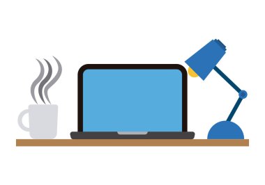 Dizüstü bilgisayarı, lambası ve fincanı olan çalışma alanı.