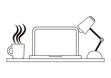 Dizüstü bilgisayarı, lambası ve fincanı olan çalışma alanı.