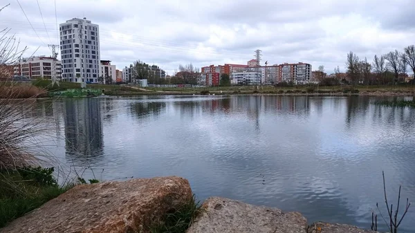 川から見たスペイン ブルゴスの建物の概要 — ストック写真