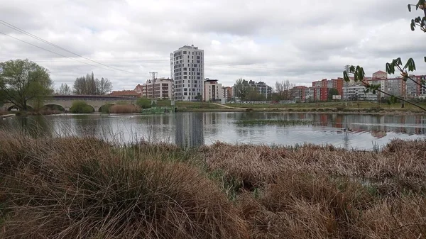 Übersicht Der Gebäude Burgos Spanien Von Einem Fluss Aus Gesehen — Stockfoto