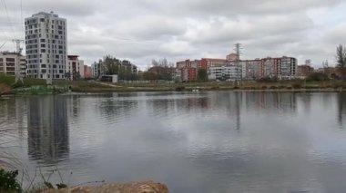 Parktaki bir nehrin panoramik manzarası.