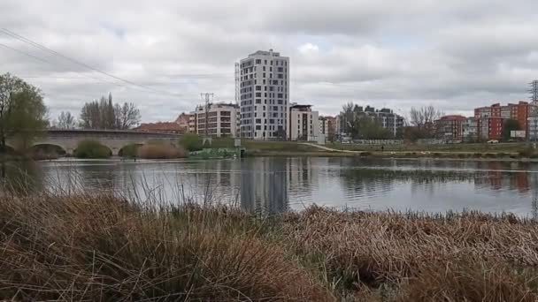 Spanya Burgos Bir Nehirden Görülen Binaların Genel Görünümü — Stok video