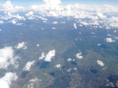 Dağ manzarası bulutlu havadan görünüyor..