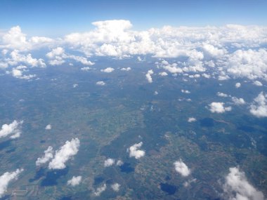 Dağ manzarası bulutlu havadan görünüyor..