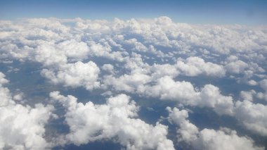 Dağ manzarası bulutlu havadan görünüyor..