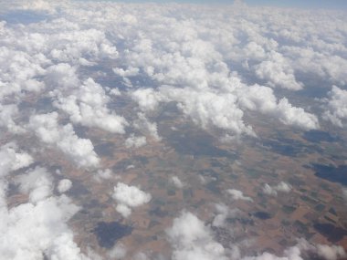 Dağ manzarası bulutlu havadan görünüyor..