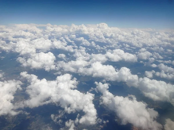 Dağ Manzarası Bulutlu Havadan Görünüyor — Stok fotoğraf