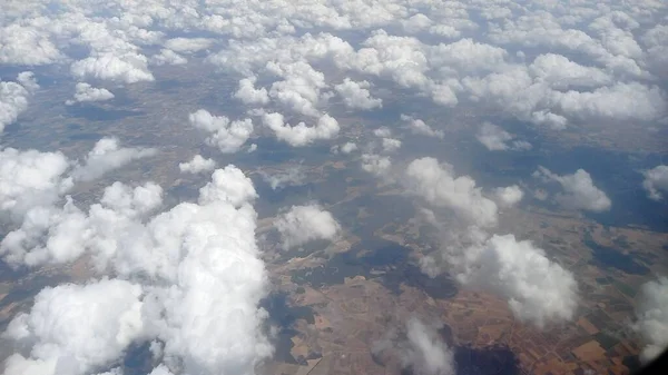 Dağ Manzarası Bulutlu Havadan Görünüyor — Stok fotoğraf