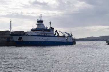 Deniz kıyısında bir okyanus gemisi..