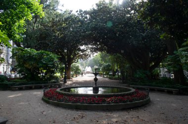 Vigo, Galiçya 'da baharda çeşmeli parklar.