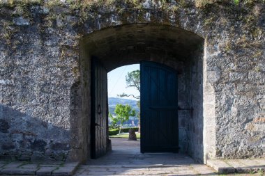 Eski bir kalenin duvar kapısı..