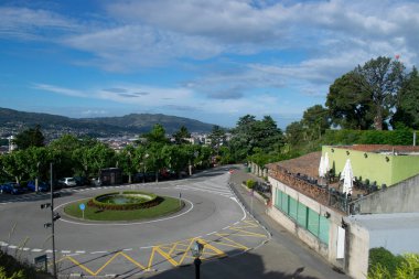 Kavisli yol baharda dağa çıkıyor..