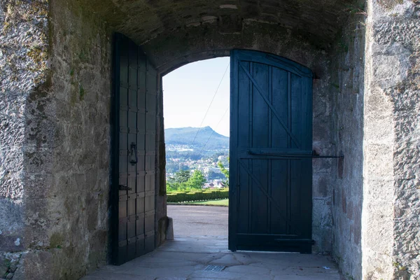 Eski Bir Kalenin Duvar Kapısı — Stok fotoğraf