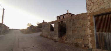 İspanya, Torrelara 'nın gün batımında sokaklar.