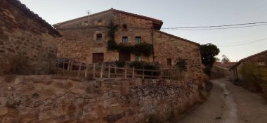 İspanya, Torrelara 'nın gün batımında sokaklar.