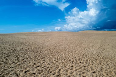 Kuzey Carolina 'nın dış kıyılarındaki Jockey Ridge kum tepelerinin geniş açılı bir fotoğrafı.