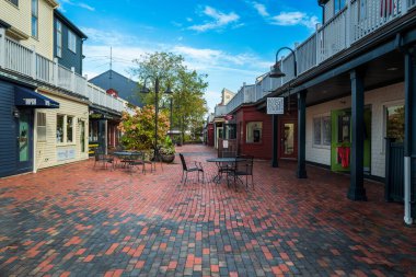 Newport, Rhode Island, ABD -- 22 Ekim 2021. Newport 'un Tuğla Pazarı' nın geniş açılı bir fotoğrafı. Özel mağazaları olan bir alışveriş alanı..
