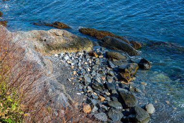 Uçurumdan aşağıya bakan bir fotoğraf Kayalıklara doğru yürü ve aşağıdaki suya.