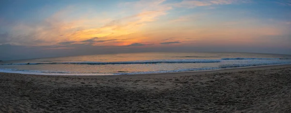 Uma Foto Panorâmica Praia Olde Duck Tirada Amanhecer Enquanto Sol — Fotografia de Stock