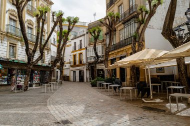 Jerez, Endülüs, İspanya... 21 Mayıs 2022. Geniş açılı bir fotoğraf Jerez, İspanya 'da virajlı bir ara sokağa bakıyor..