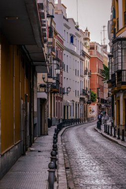 Seville, İspanya... 15 Mayıs 2022. Sevilla İspanya 'da virajlı bir ara sokağa bakan dikey bir çekim..