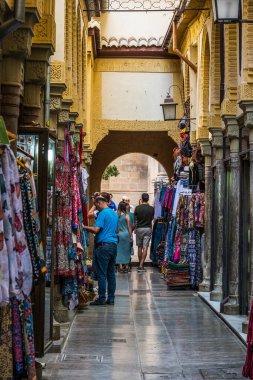 5 Haziran 2022, Granada, İspanya. Turistler, Granada İspanya 'daki Souk' ta alışveriş yaparken malları inceliyorlar..