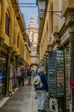 5 Haziran 2022, Granada, İspanya. Turistler, malları İspanya 'nın Granada kentindeki Souk mağazası olarak görüyorlar..