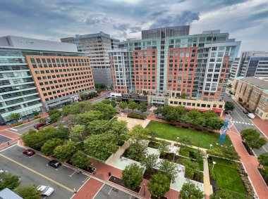 Reston, VA -- 26 Temmuz 2022. Reston Town Meydanı Parkı 'na bakan geniş açılı bir fotoğraf. Daire ve ofis binalarıyla sınırlandırılmış..