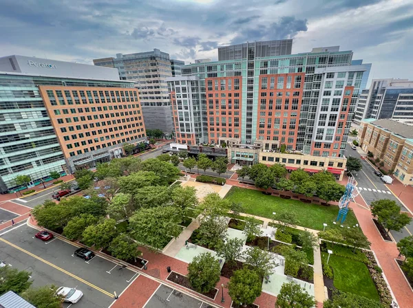 Reston, VA -- 26 Temmuz 2022. Reston Town Meydanı Parkı 'na bakan geniş açılı bir fotoğraf. Daire ve ofis binalarıyla sınırlandırılmış..