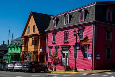 Lunenburg, Nova SCitia, Kanada -- 17 Eylül 2022. Lunenburg 'un Eski Şehir Bölgesi' ndeki broşür renkli evlerin fotoğrafı. Yerel halk bu renkli evlere UNESCO Fresco diyor..