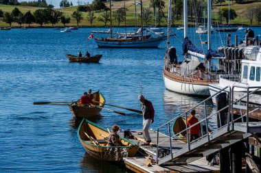 Lunenburg, Nova Scotia, Kanada -- 17 Eylül 2022. Turistler limana gitmek için tekne kiralarlar..