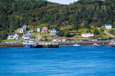 Briar Adası, Nova Scotia, Kanada -- 19 Eylül, 2022. Kanada, Nova Scotia 'daki Briar Adası' nın rıhtımındaki evlerin yakınlaştırılmış görüntüsü..