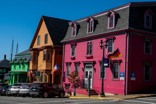 加拿大新斯科舍 吕嫩堡 2022年9月17日 鲁内堡旧城区多彩的房屋的照片 当地人称这些房子为五彩缤纷的 联合国教科文组织的Fresco — 图库照片