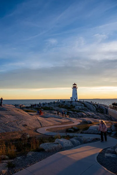 Peggys Koyu, Nova Scotia, Kanada -- 17 Eylül, 2022. Alacakaranlıkta Peggy 'nin Koyu' ndaki deniz fenerinin fotoğrafı.. 