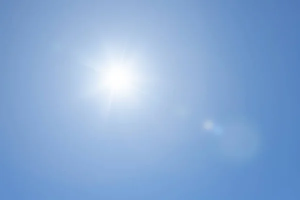 Mavi gökyüzü ve güneş ışığı. Gökyüzünün doğa arkaplanı