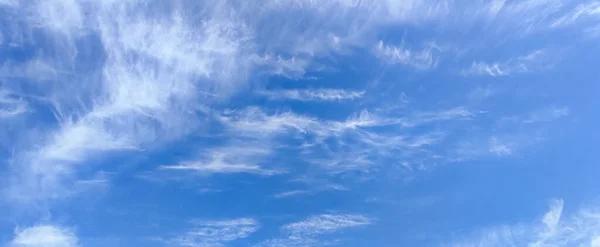 Cielo Azul Con Nubes Blancas Luz Solar Fondo Naturaleza Del — Foto de Stock