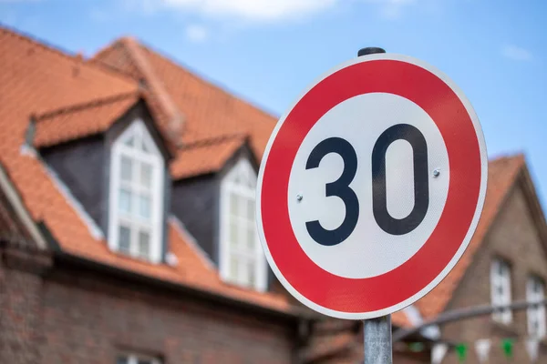 Sokakta saatte 30 km hız sınırı tabelası