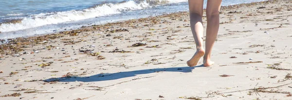 Mulher Andando Praia — Fotografia de Stock