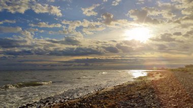 Denizin üzerinde gün doğumu - manzara arkaplanı