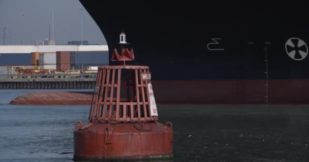 Ein großes Containerschiff wird durch den Hafen von Southampton geschleppt. Aufgenommen in 4K mit einer FS7-Kamera. Alle Logos in Post entfernt.