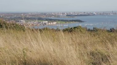 Portsmouth Limanı. Limanı, deniz limanını, Solent 'i, Gosport' u ve Beyaz Ada 'yı gösteren yükseltilmiş manzara.