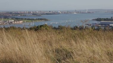 Portsmouth Limanı. Limanı, deniz limanını, Solent 'i, Gosport' u ve Beyaz Ada 'yı gösteren yükseltilmiş manzara.