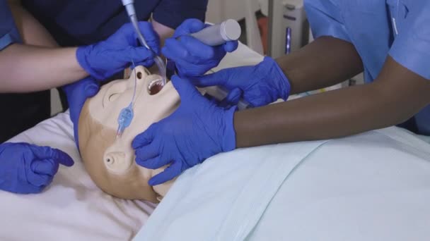 Lékařský Výcvik Sestrou Intubační Procedura Figuríně — Stock video